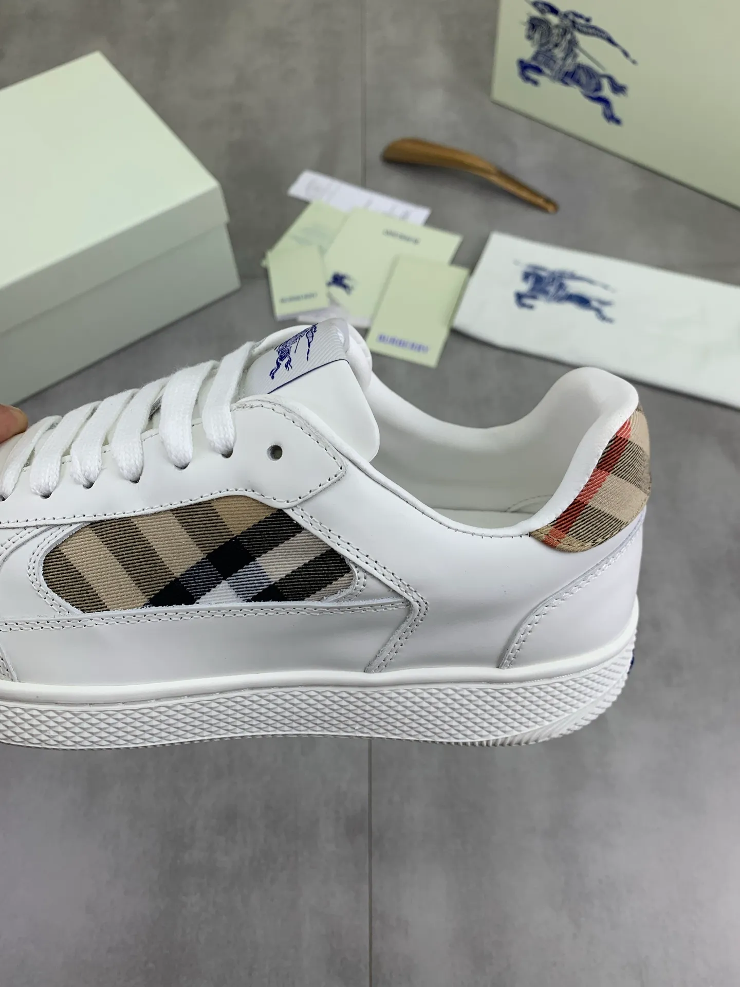 Factory price P640 [BURBERRY] Burberry - High-end quality original order (couples 🧑‍🤝‍🧑 style) - Upper: imported 🔝 original material - Lining: cowhide lining, feet; water-dyed cowhide - Outsole: ultra-light TPR rubber; two-color molded outsole - Super high quality control, fine workmanship: highlighted (high-end, extravagance, grade) -Size: 35-46 (male 38 46 Female 35 40 can be customized)·Color: Multiple colors available